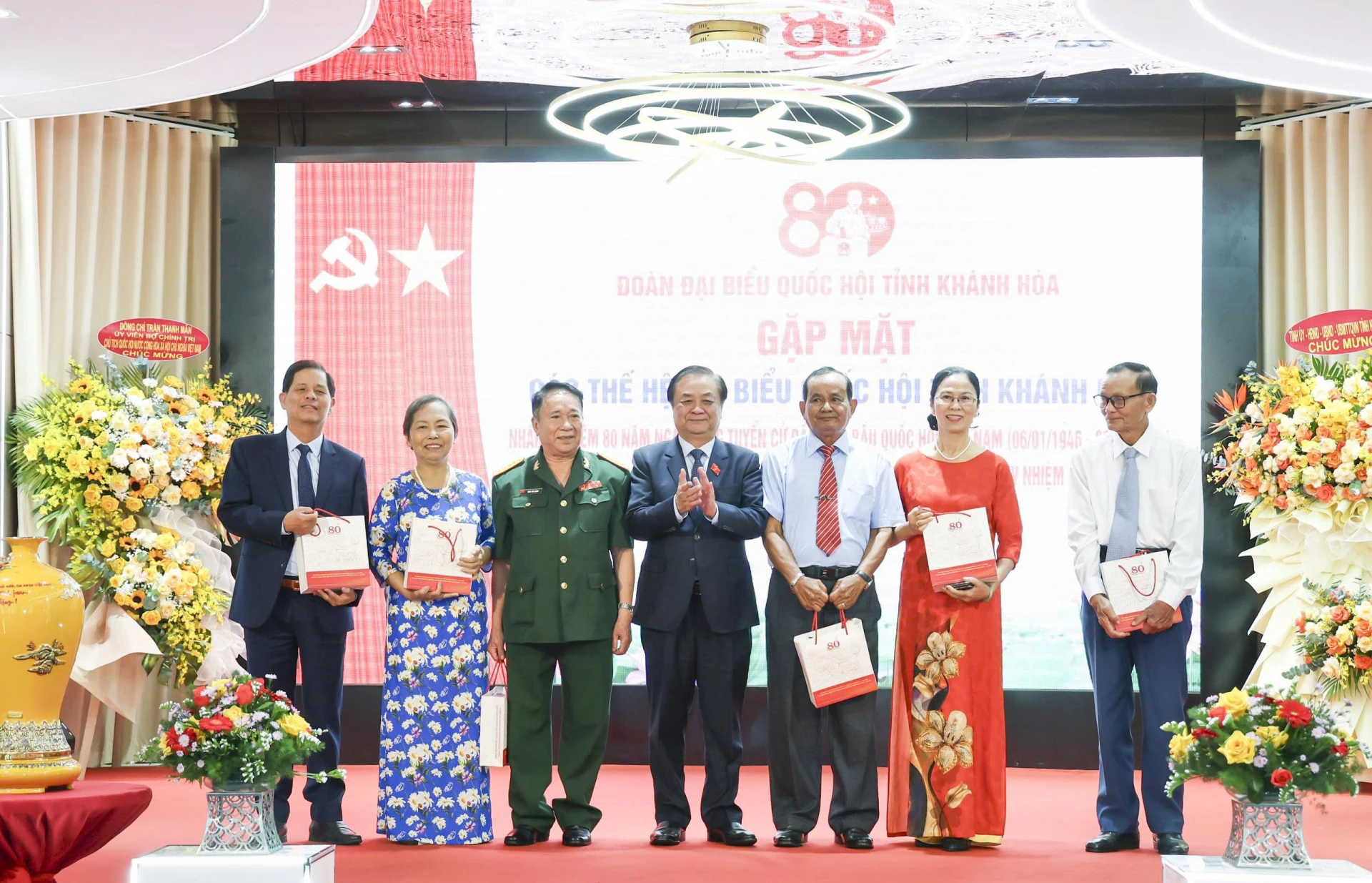 Phó Chủ tịch Quốc hội Lê Minh Hoan trao quà của Tổng Bí thư cho các vị ĐBQH tỉnh qua các thời kỳ.