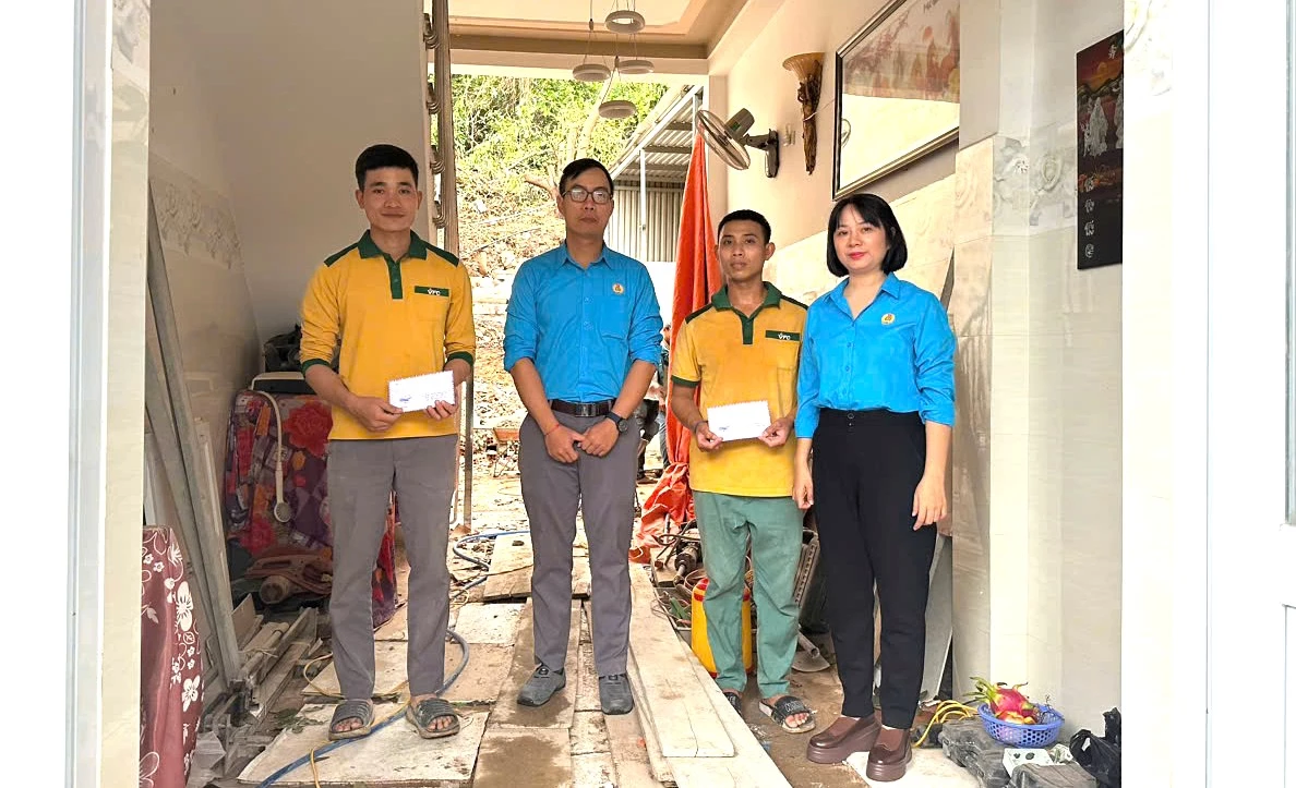 Lãnh đạo Công đoàn phường Tây Nha Trang trao hỗ trợ cho đoàn viên bị thiệt hại do mưa lũ.