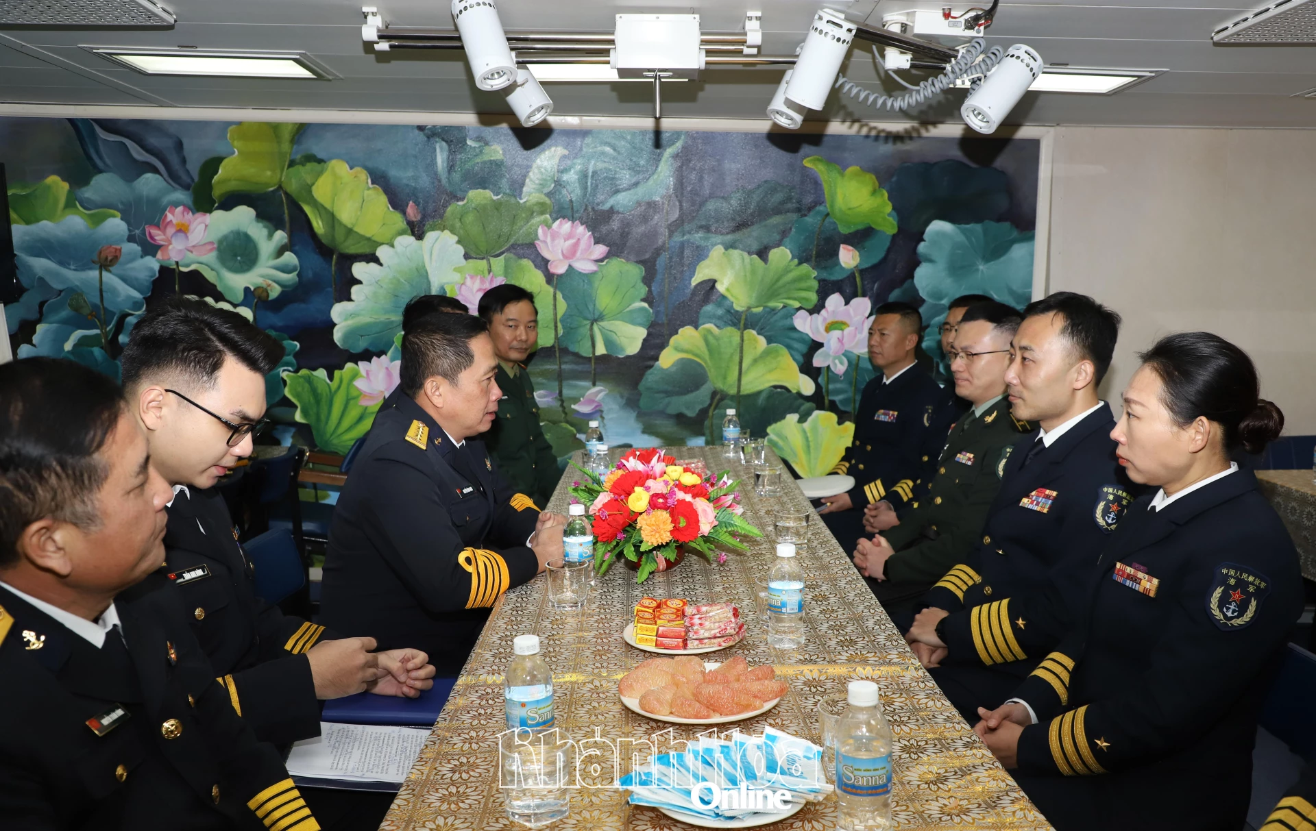 Đại diện Bộ tham mưu Hạm đội Bắc Hải và sĩ quan hải quân Trung Quốc lên thăm Tàu 015.