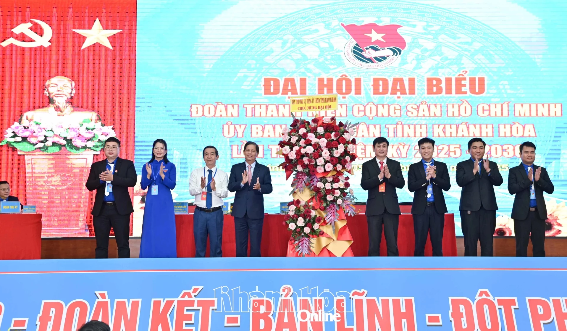 Các đại biểu tặng hoa của Ban Thường vụ Đảng ủy UBND tỉnh chúc mừng đại hội.
