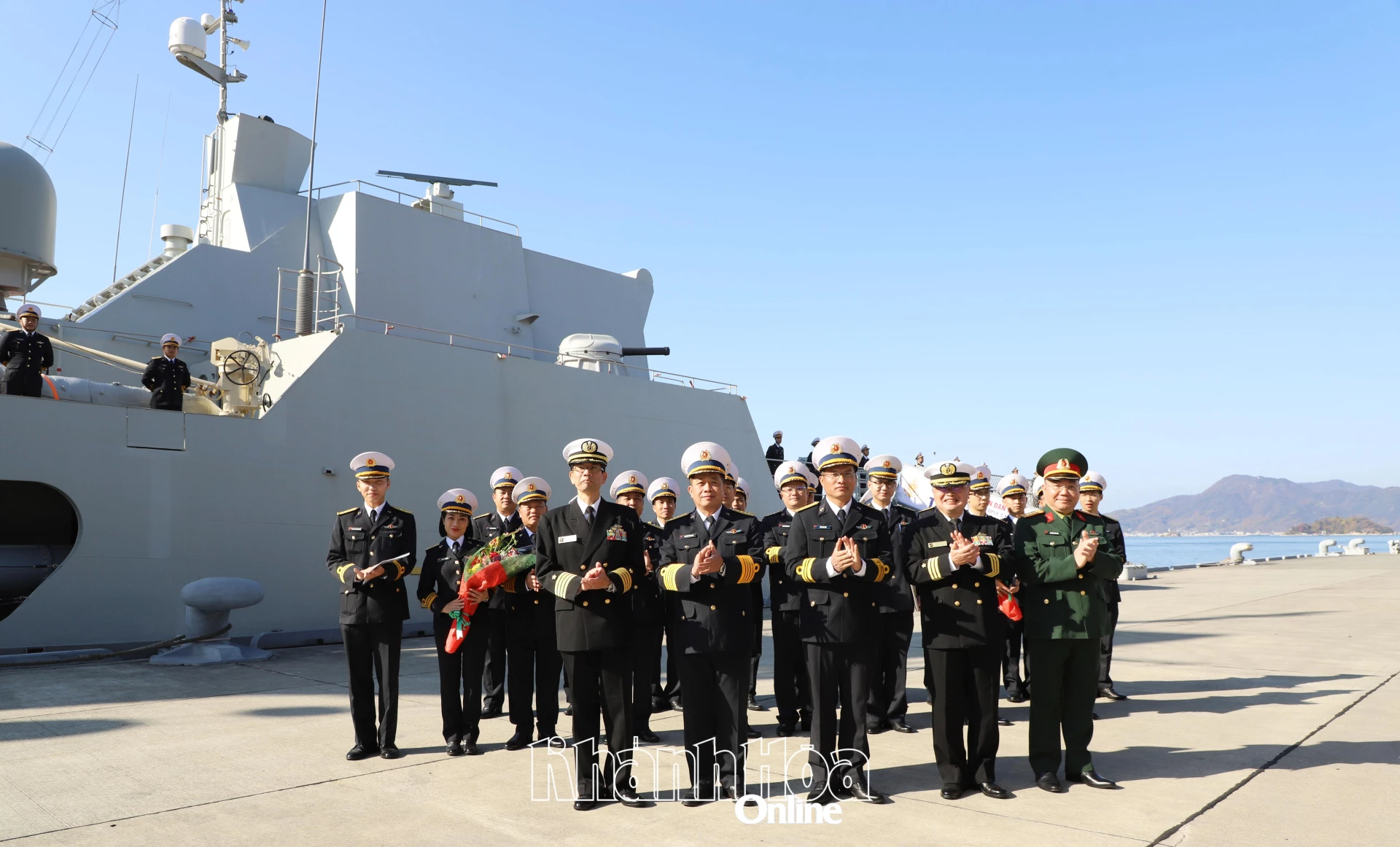 Hai đoàn chụp ảnh lưu niệm tại cầu cảng.