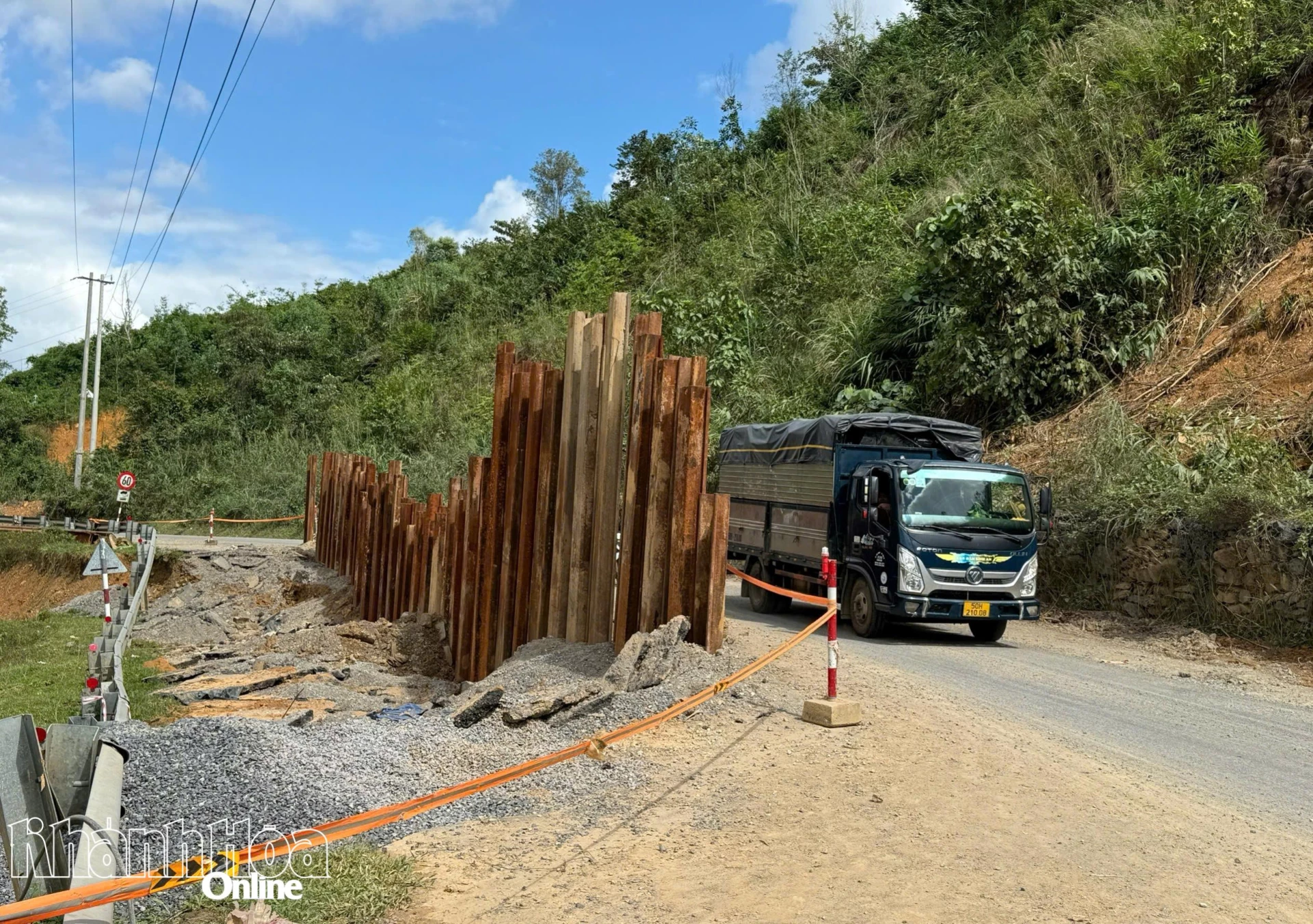 Một đoạn sạt lở taluy âm được ép cừ sắt để khắc phục