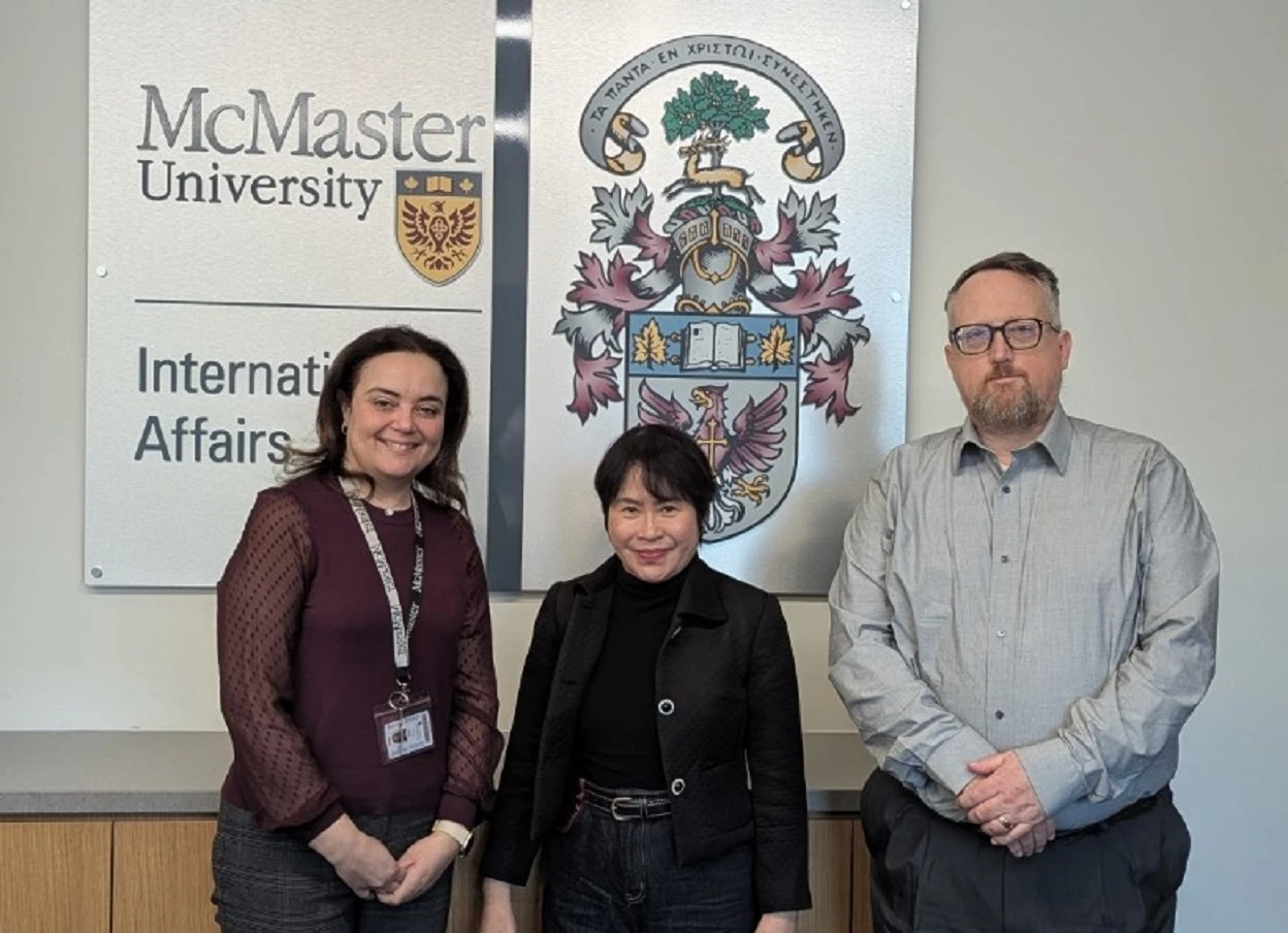 Từ trái qua phải Tiến sĩ Amira Elmasri, Tiến sĩ Lê Thị Mỹ Bình, Paul Leegsma

Nguồn: Mahmoud Mouselli - Đại học McMaster (Canada, Ngày 22/12/2025)
