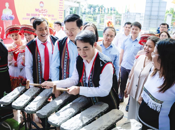 Cầu nối vững chắc giữa Đảng, Nhà nước và Nhân dân