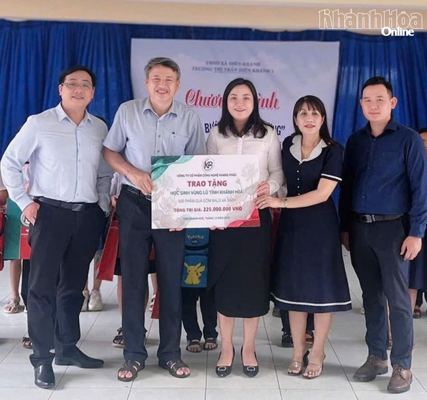 Đại diện Công ty Cổ phần Công nghệ Khang Phúc và Sở Giáo dục và Đào tạo trao bảng tượng trưng kinh phí hỗ trợ cho Trường Tiểu học Thị trấn Diên Khánh 1.