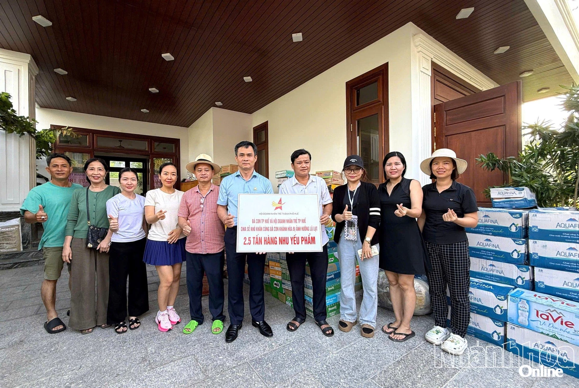 Đại diện Hội Doanh nhân trẻ tỉnh tiếp nhận nguồn hỗ trợ
của cộng đồng doanh nghiệp TP. Huế hỗ trợ người dân vùng lũ.