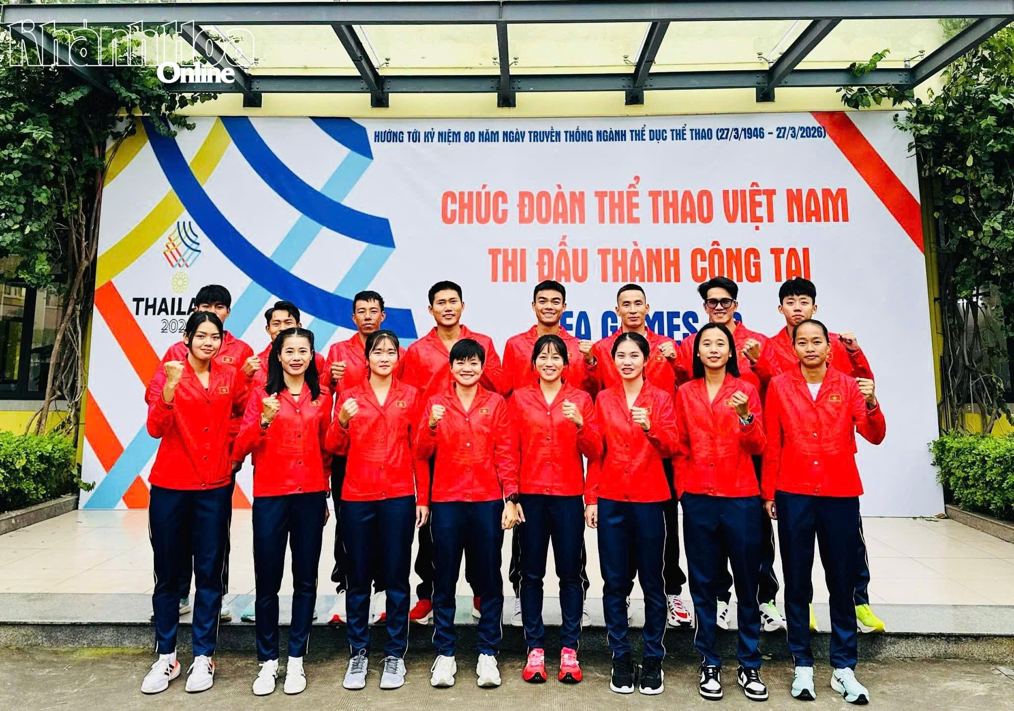 Các thành viên đội tuyển Triathlon Việt Nam thi đấu tại SEA Games 33.
