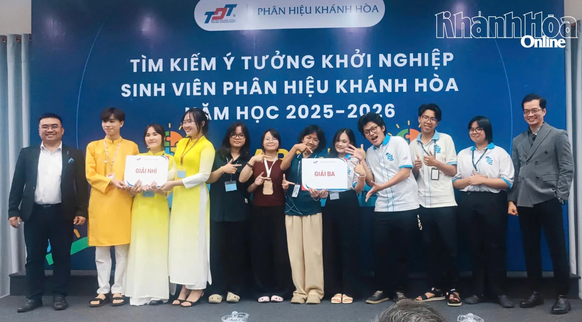 Ban tổ chức trao giải nhì và giải ba. 