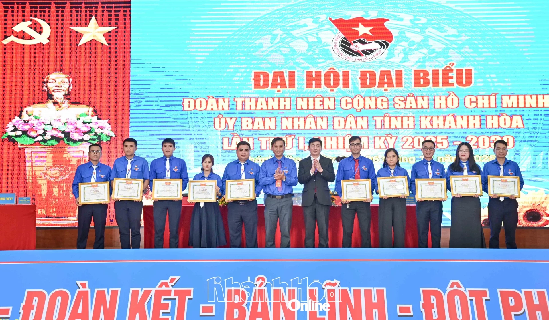 Các đại biểu tặng bằng khen của Tỉnh đoàn cho các tập thể, cá nhân có thành tích xuất sắc trong giai đoạn 2022 - 2025.
