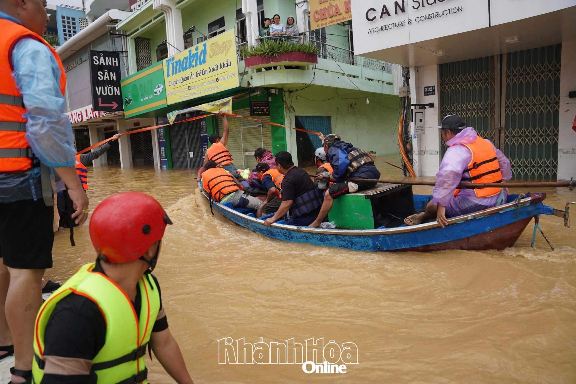 Đường 23 tháng 10 (phường Tây Nha Trang) bị ngập sâu trong đợt mưa lũ vừa qua.