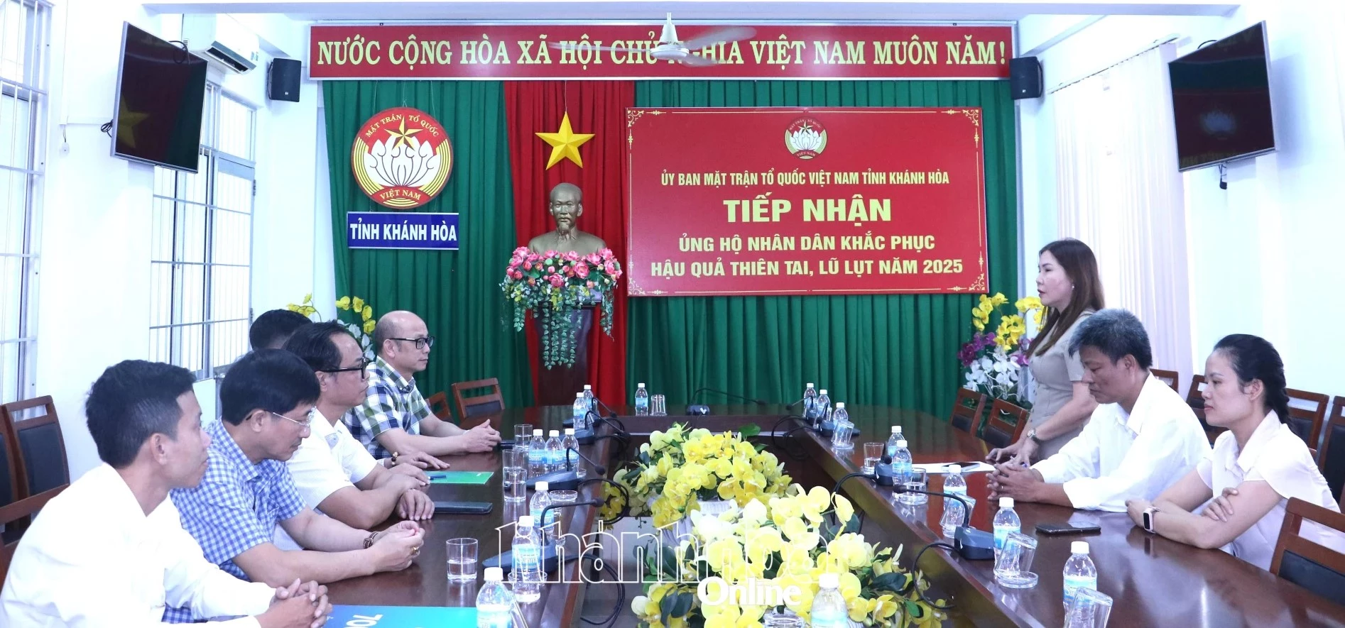 Lãnh đạo Ủy ban MTTQ Việt Nam tỉnh cảm ơn sự hỗ trợ của VPBank Chi Nhánh Nha Trang.