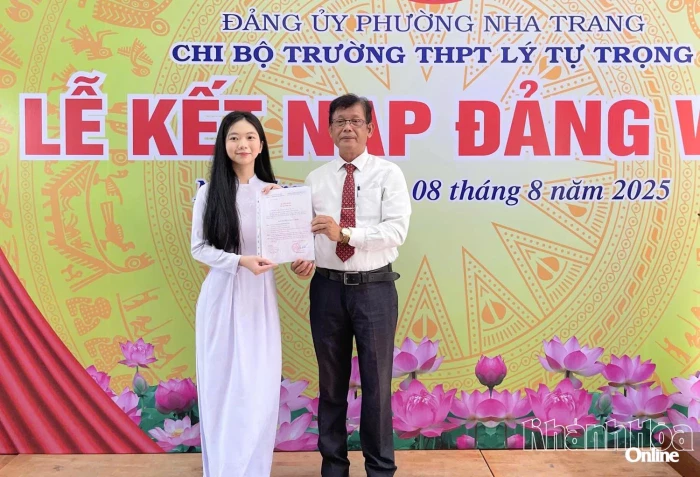   
Ban Thường vụ Tỉnh ủy phân bổ chỉ tiêu kết nạp đảng viên nhiệm kỳ 2025 - 2030 cho 68 đảng bộ trực thuộc