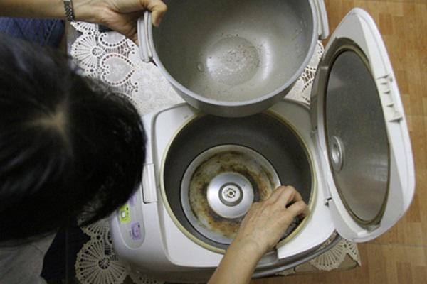 Bạn nên thường xuyên vệ sinh mâm nhiệt nồi cơm điện để giúp cho vi khuẩn không bị tích tụ.