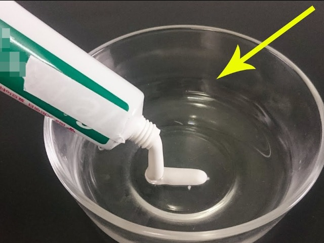 Với những nguyên liệu đơn giản là kem đánh răng và giấm, thì bạn đã có thể tự làm ra dung dịch tuyệt để vệ sinh xoong nồi hiệu quả.