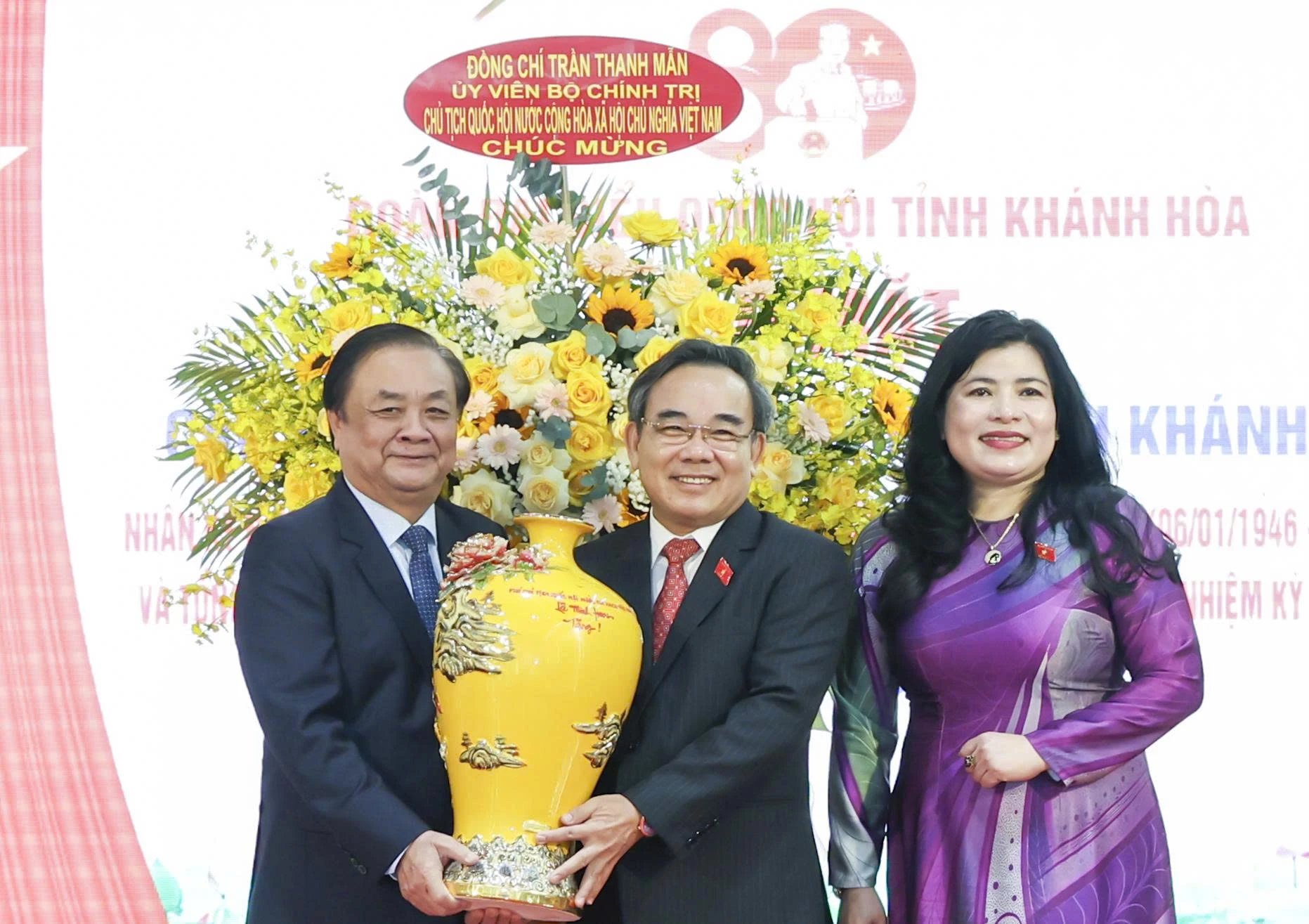 Phó Chủ tịch Quốc hội Lê Minh Hoan tặng hoa, trao quà cho Đoàn ĐBQH tỉnh