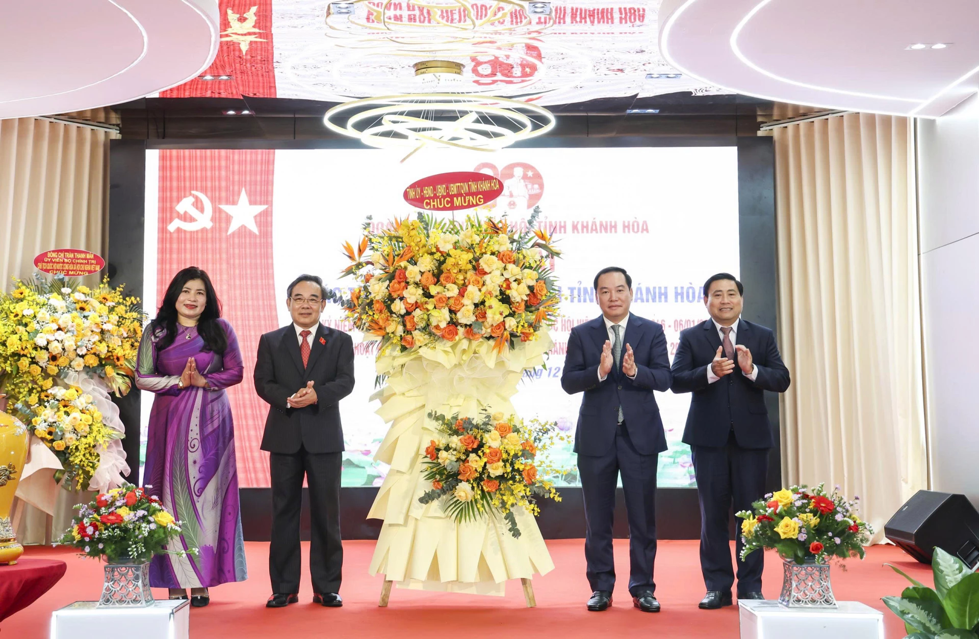 Các đồng chí Hồ Xuân Trường, Lâm Đông tặng hoa chúc mừng Đoàn ĐBQH tỉnh.