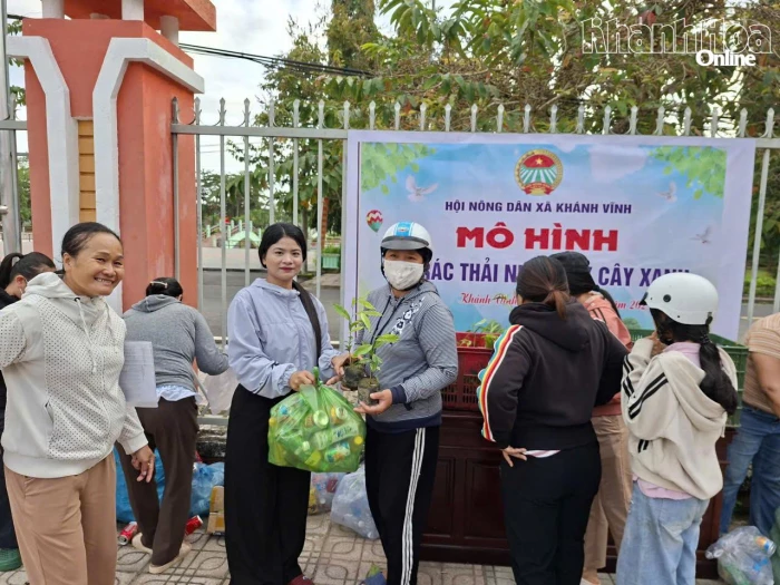 Hội Nông dân xã Khánh Vĩnh ra mắt mô hình “Đổi rác thải nhựa lấy cây xanh”