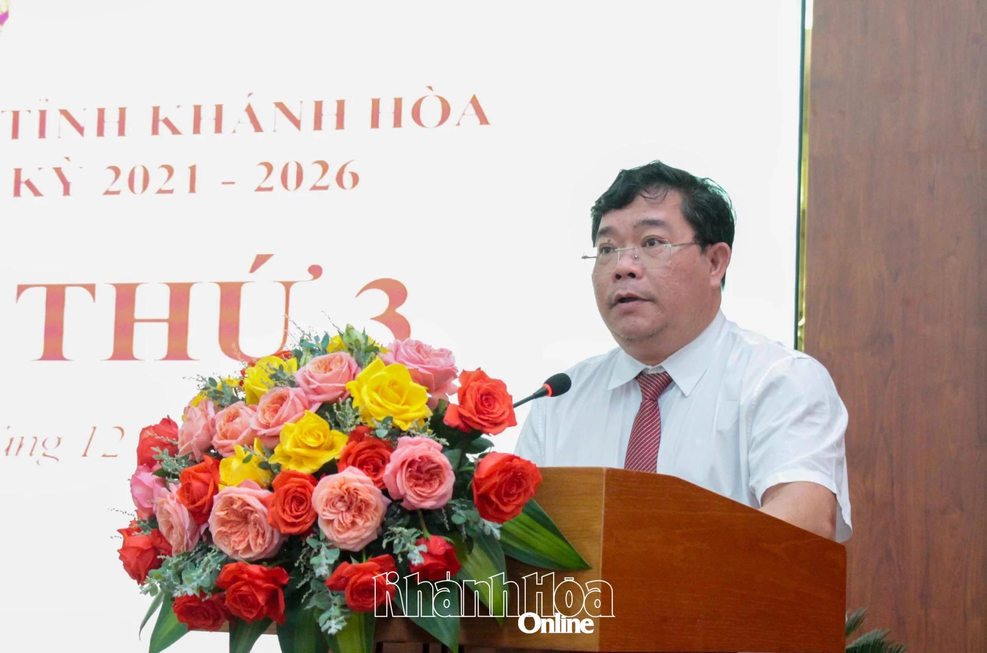 Đại diện UBND tỉnh trình bày nội dung dự thảo nghị quyết.