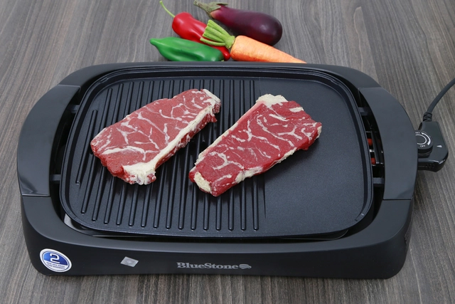 Sau khi bếp nóng bạn cần dùng cọ hoặc muỗng quét một chút dầu ăn lên bề mặt bếp để tránh tình trạng bị cháy hoặc bị dính ở bếp.