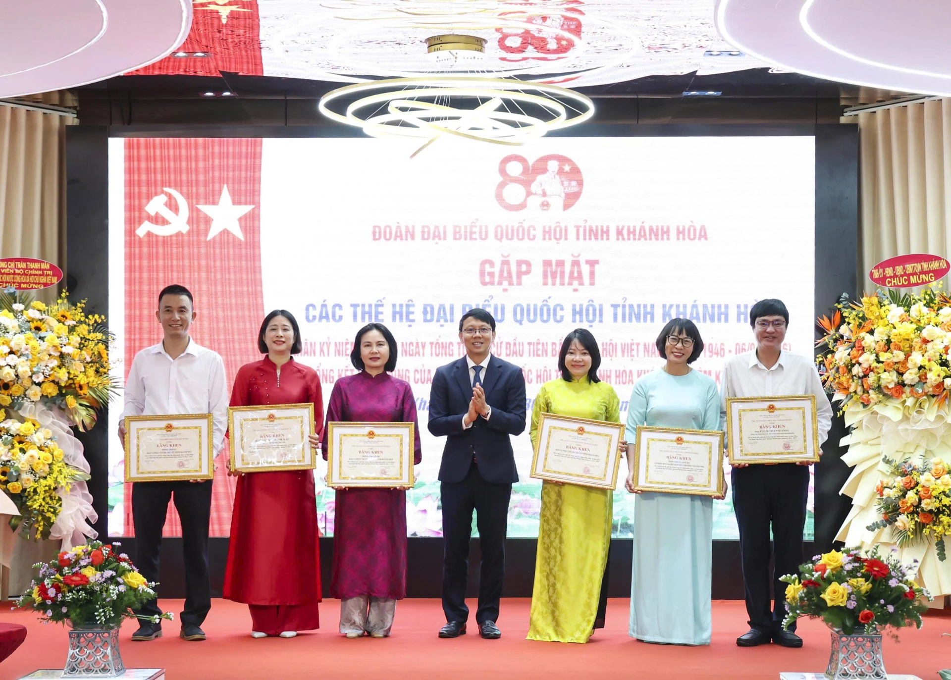 Đồng chí Nguyễn Thanh Hà trao bằng khen cho các tập thể, cá nhân.