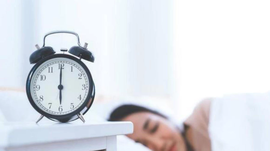 Duy trì thói quen sinh hoạt đều đặn cũng là một biện pháp quan trọng để cải thiện chất lượng giấc ngủ. (Ảnh: ITN)