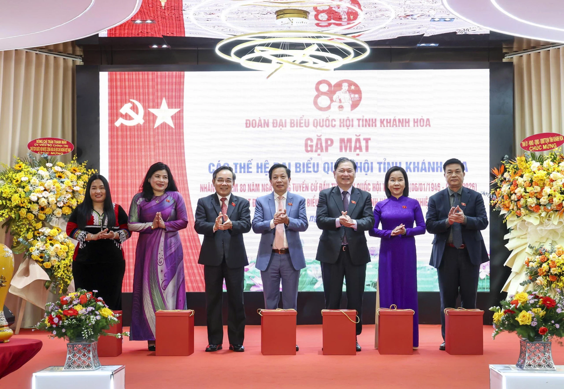 Đồng chí Lê Hữu Trí trao quà tri ân những đóng góp của các vị ĐBQH khóa XV.