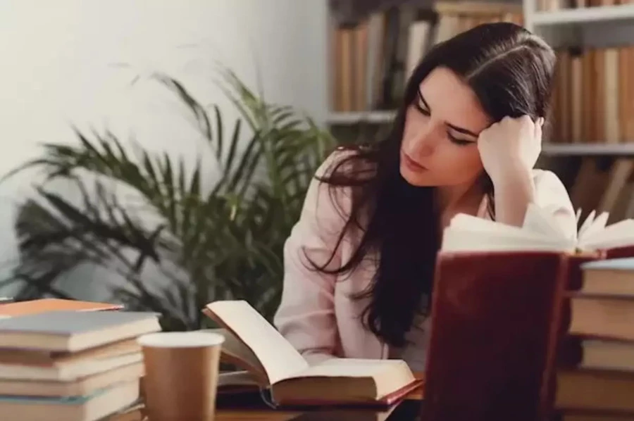 Dù là đọc sách, vẽ tranh hay tập thể dục, quá trình làm giàu bản thân tự nó đã là một liệu pháp thư giãn. (Ảnh: ITN)