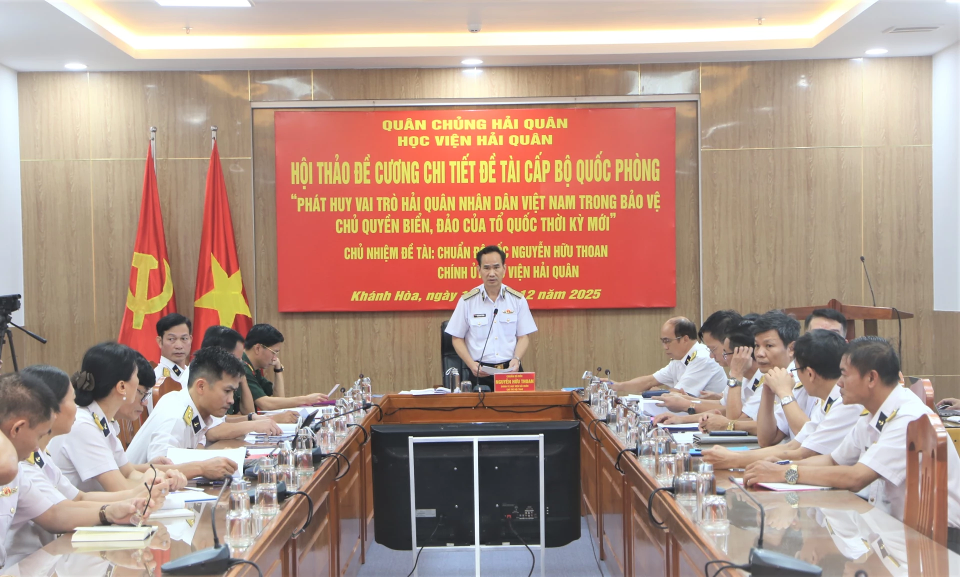 Chuẩn Đô đốc Nguyễn Hữu Thoan - Chính ủy Học viện Hải quân chủ trì hội thảo.