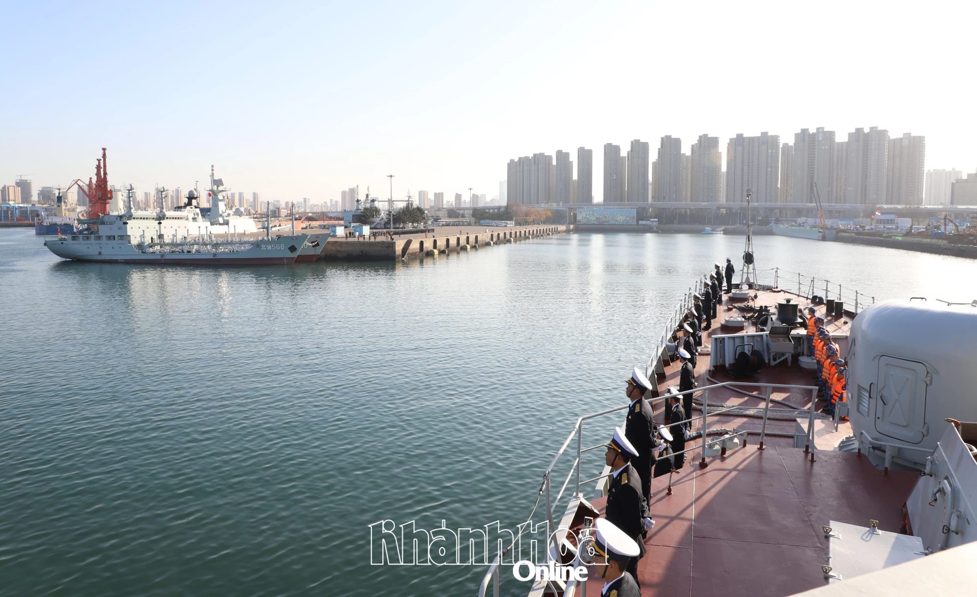 Tàu 015 - Trần Hưng Đạo chuẩn bị cập cảng thành phố Thanh Đảo.