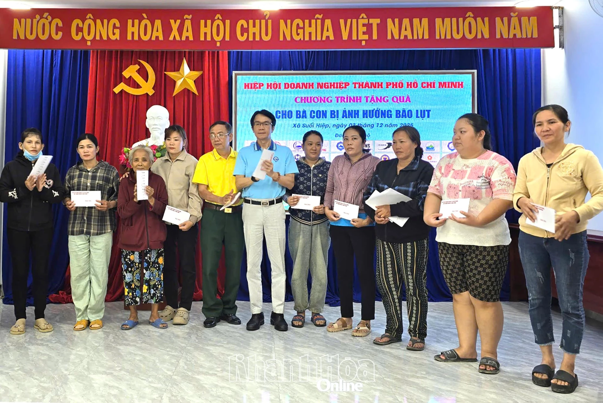  Ông Trần Việt Anh - Phó chủ tịch HUBA tặng quà cho bà con bị ảnh hưởng bão lụt tại Xã Suối Hiệp.