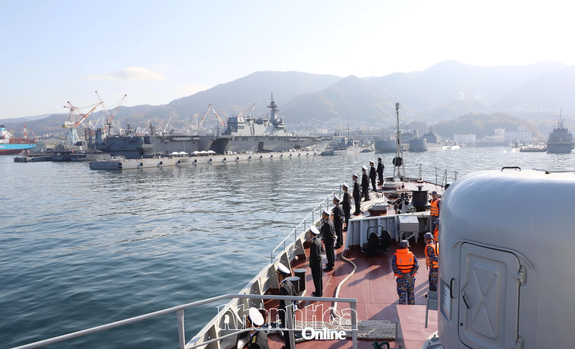 Tàu 015 - Trần Hưng Đạo chuẩn bị cập cảng Kure.