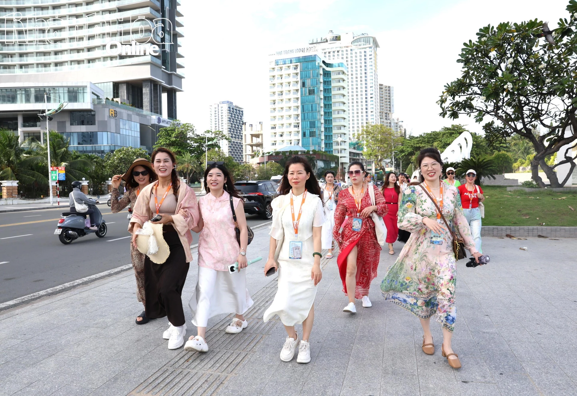 Tourists strolling along Tran Phu Street, Nha Trang Ward.