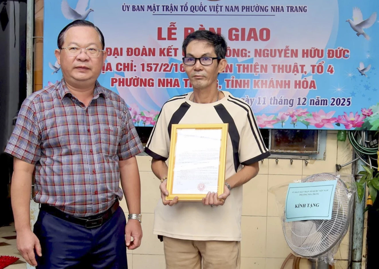 Lãnh đạo Đảng ủy phường trao quyết định bàn giao căn nhà đã hoàn thành sửa chữa cho ông Đức.
