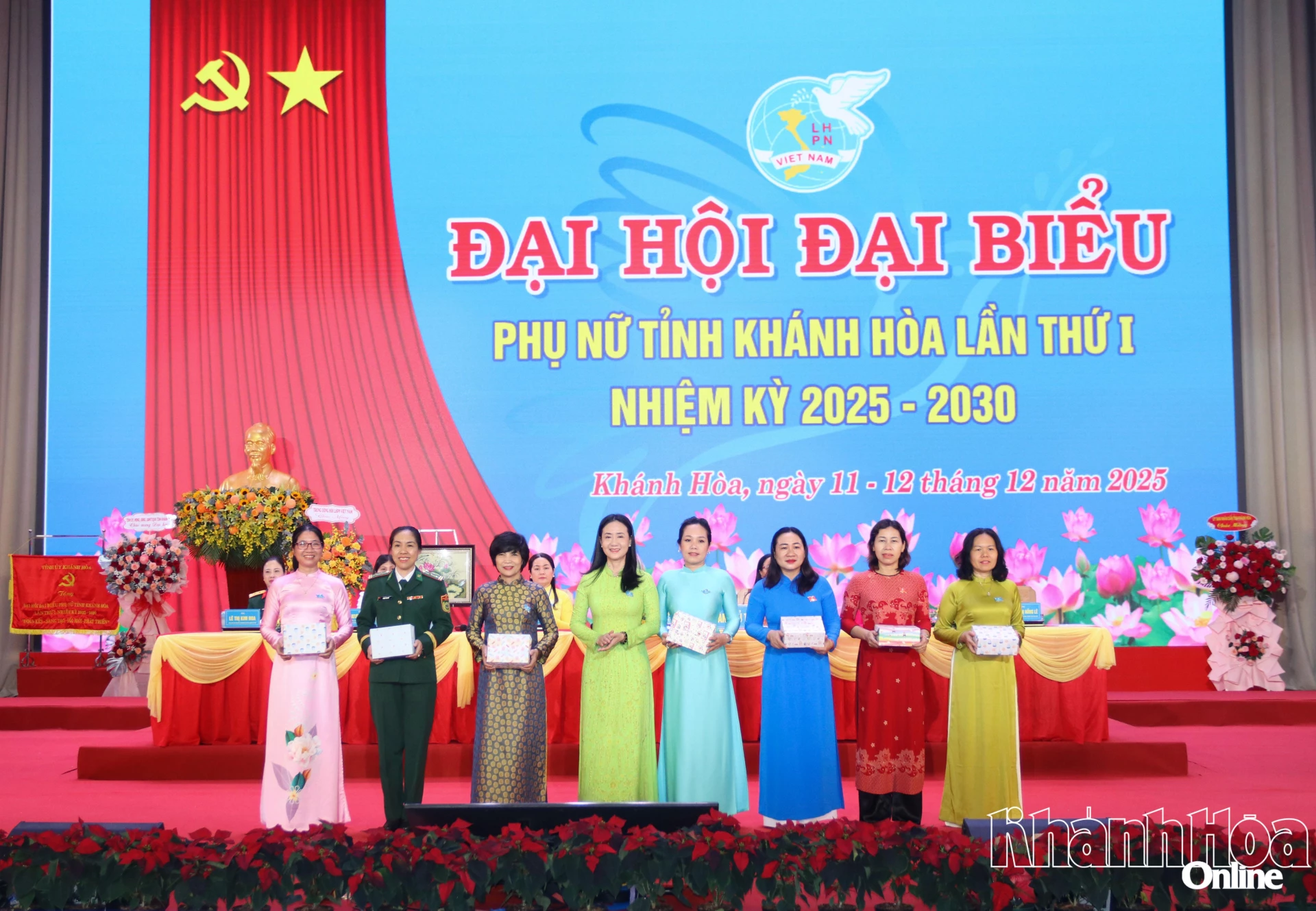 Tặng quà cho các đồng chí thôi tham gia Ban Chấp hành nhiệm kỳ mới.
