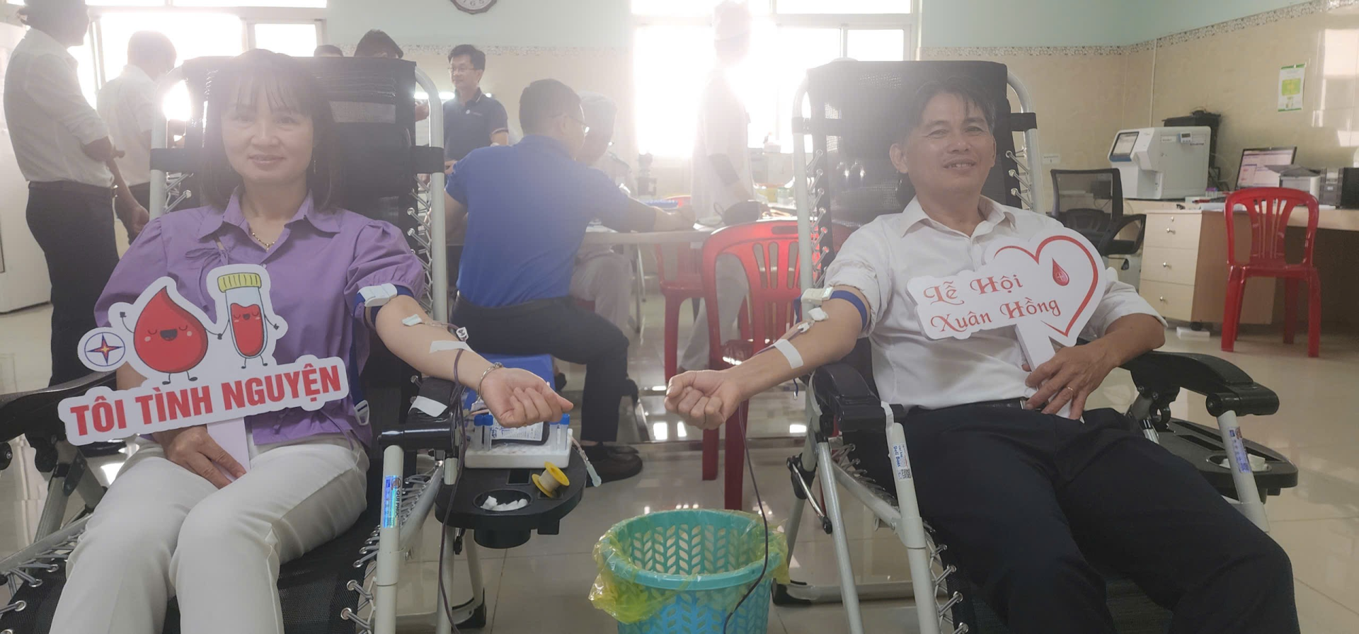 Anh Trương Xuân Chiến CB.CNV Công ty cùng Vợ đồng hành hiến máu