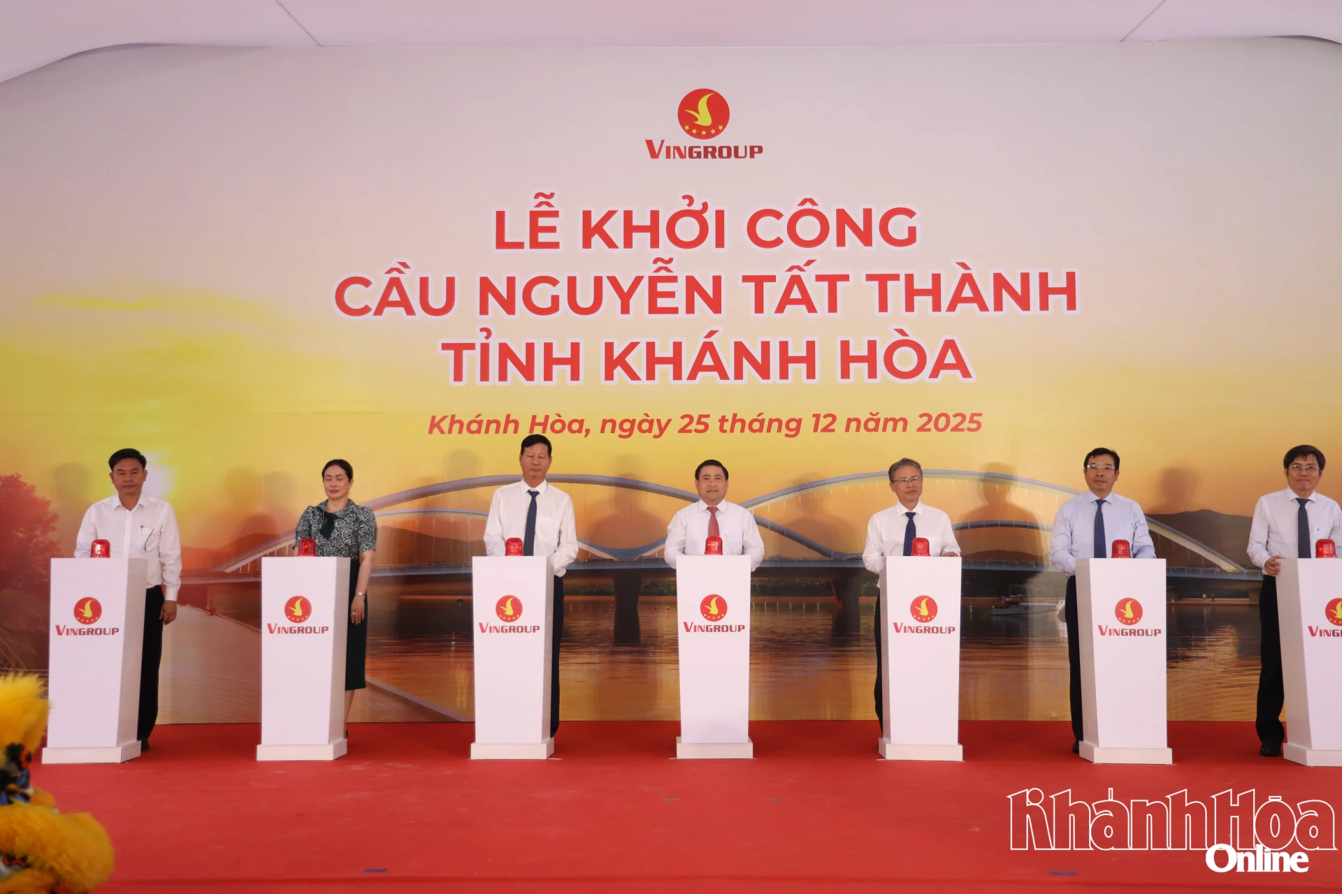 Các đại biểu bấm nút khởi công cầu Nguyễn Tất Thành..