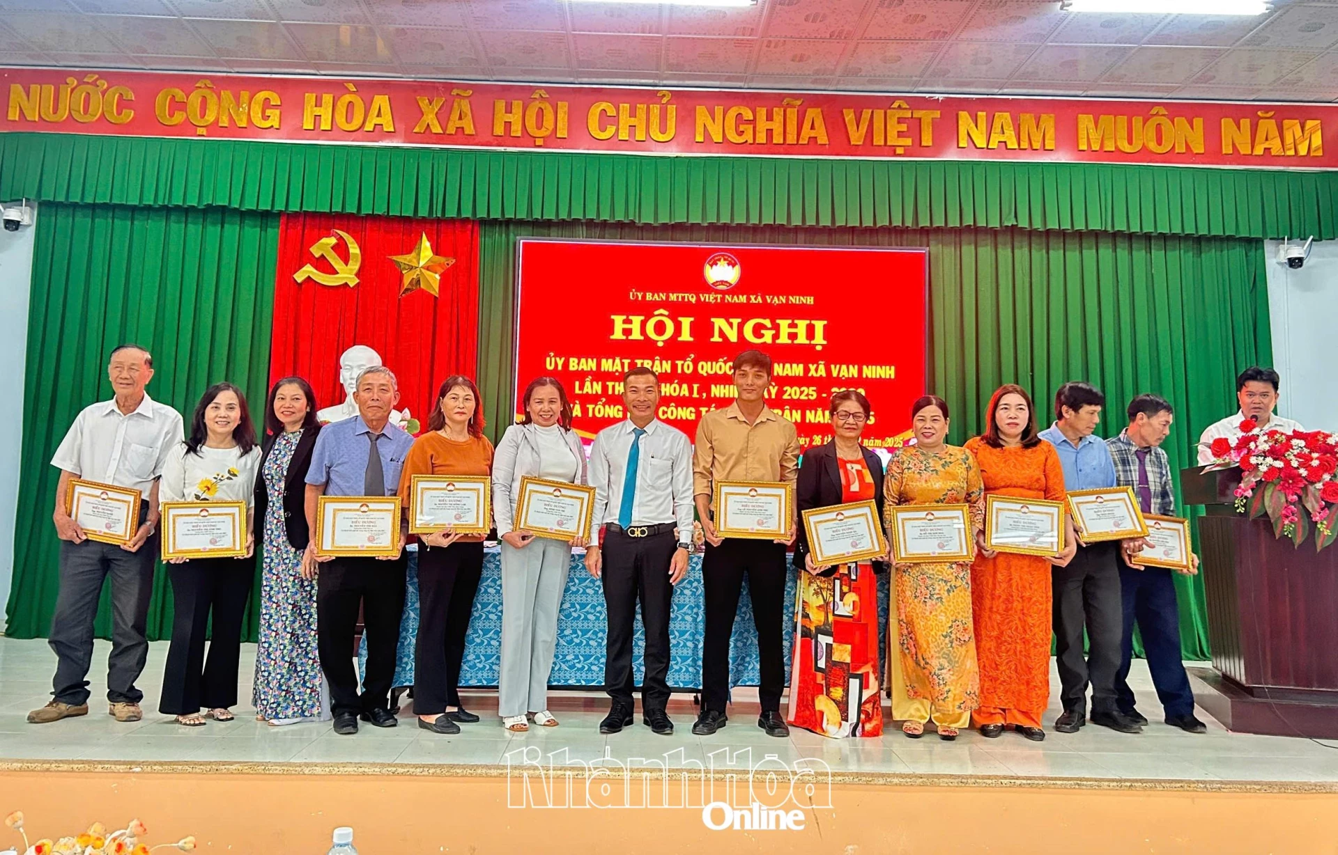 Lãnh đạo Ủy ban MTTQ Việt Nam xã Vạn Ninh trao giấy khen cho những cá nhân tiêu biểu.