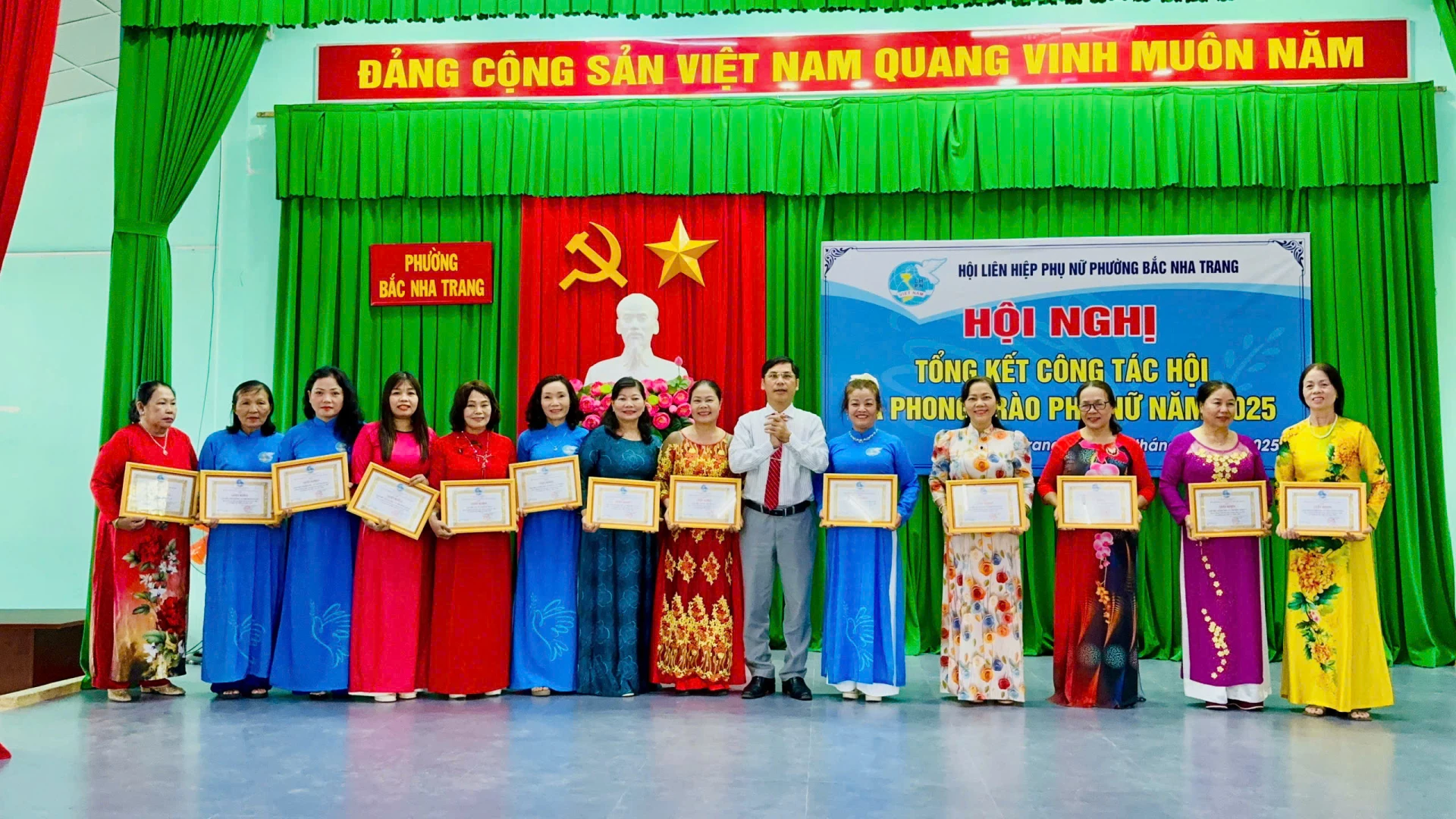 Lãnh đạo Đảng ủy phường Bắc Nha Trang biểu dương các tập thể tại hội nghị.