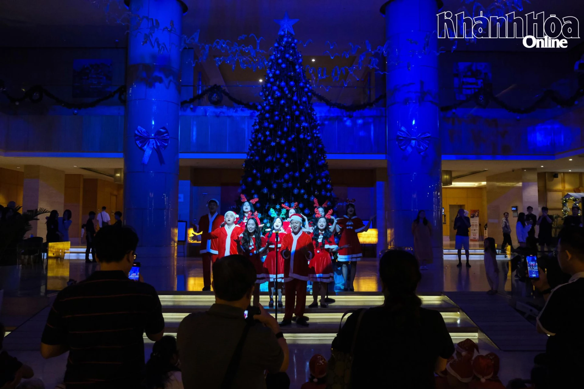 Dàn đồng ca khách sạn Sheraton Nha Trang hát mừng giáng sinh