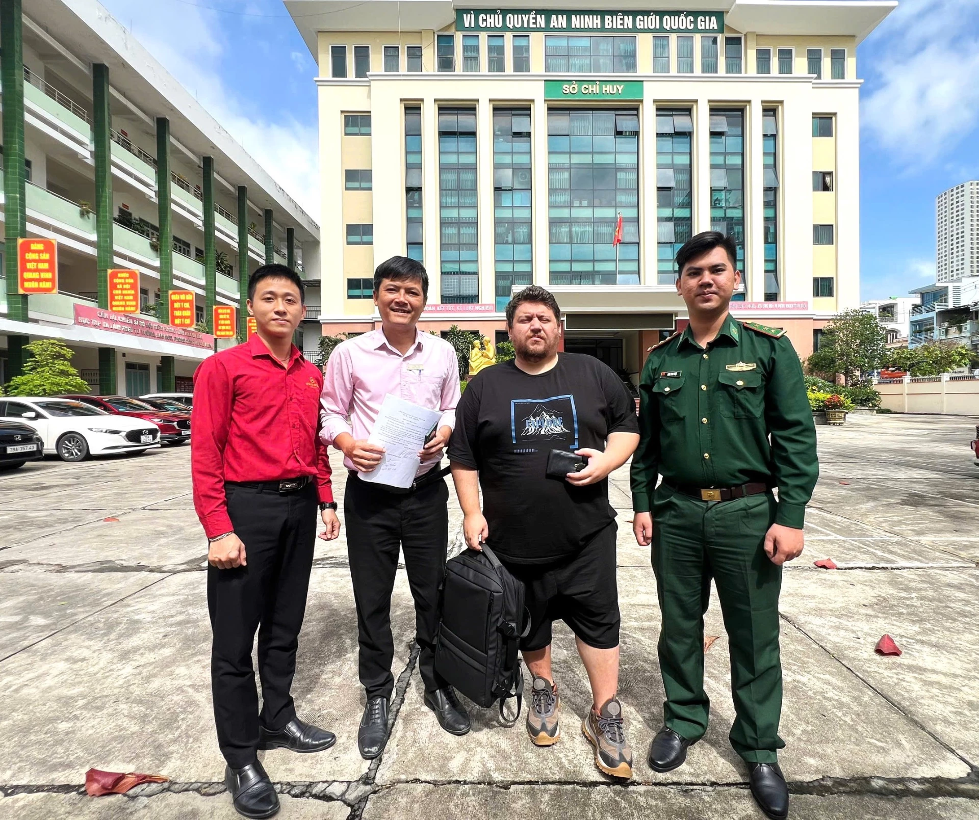 Ông Mikhail VladisLavovich vui mừng nhận lại tài sản.