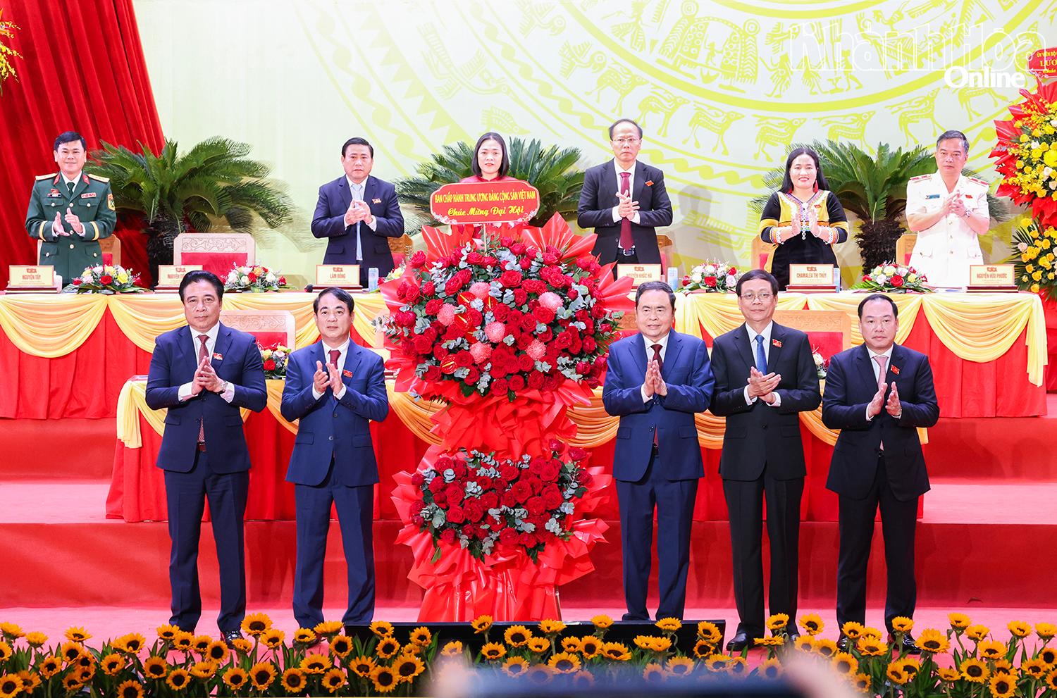 Chủ tịch Quốc hội Trần Thanh Mẫn tặng hoa chúc mừng
Ban Chấp hành Đảng bộ tỉnh nhiệm kỳ 2025 - 2030.