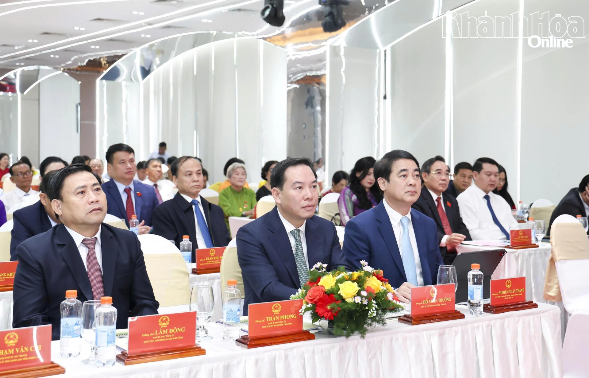 Đồng chí Bí thư Tỉnh ủy Nghiêm Xuân Thành và các đồng chí tỏng Thường trực Tỉnh ủy tham dự buổi lễ.