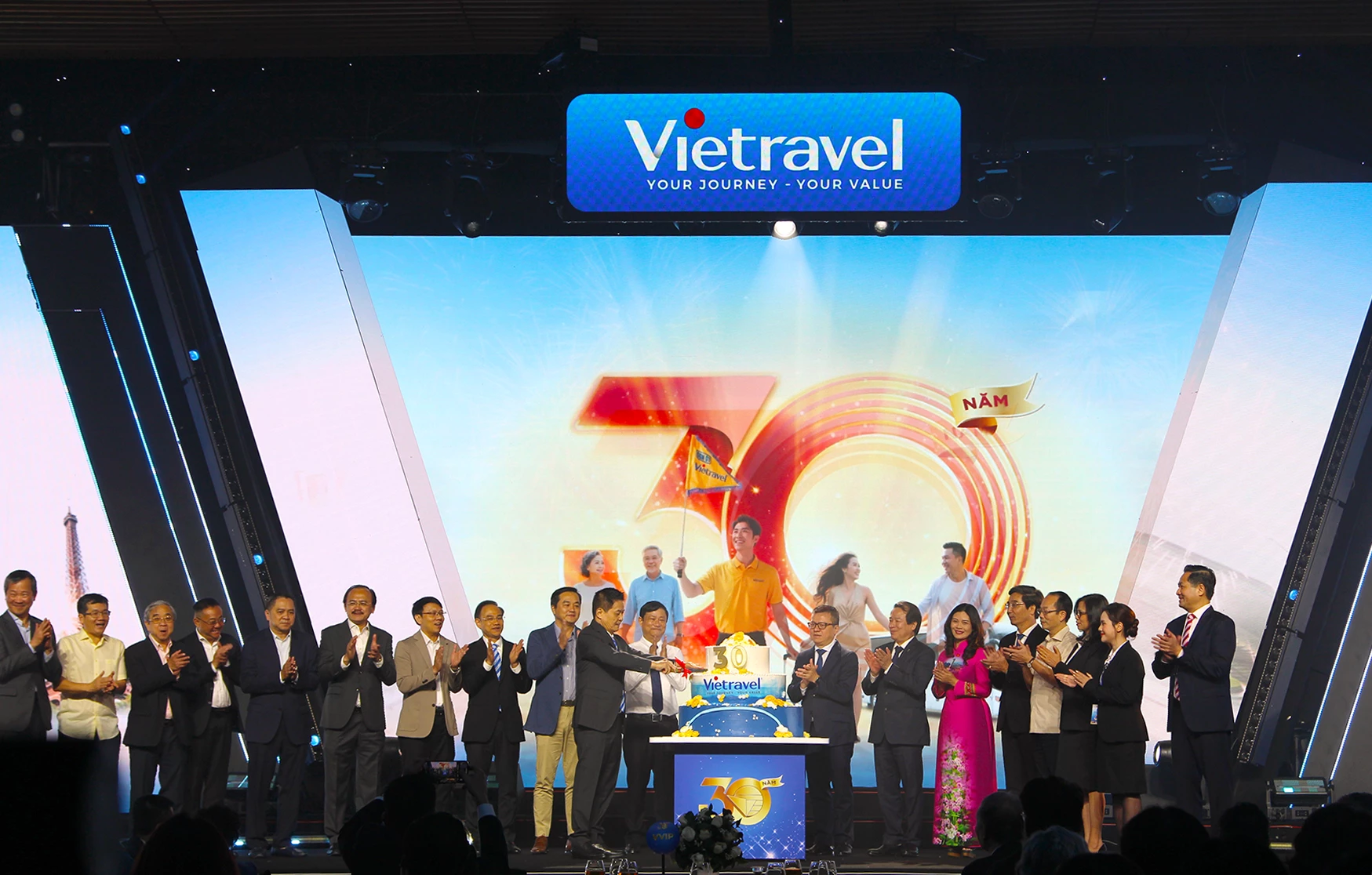 Lãnh đạo Vietravel và các đại biểu cắt bánh sinh nhật mừng Vietravel tuổi 30.