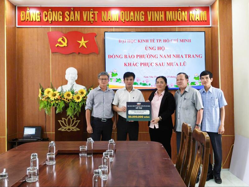 Đại diện UEH trao tặng kinh phí hỗ trợ cho phường Nam Nha Trang (Nguồn: UEH, tháng 11/2025).