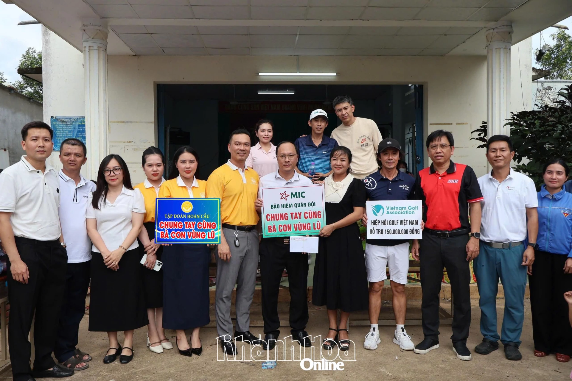 Lãnh đạo Báo và Phát thanh, Truyền hình Khánh Hòa, đại diện: Hội Golf Khánh Hòa, Bảo Hiểm Quân Đội (MIC) Khánh Hòa, Tập đoàn Hoàn Cầu trao bảng tượng trưng phần quà hỗ trợ người dân bị thiệt hại do mưa lũ tại xã Trung Khánh Vĩnh.