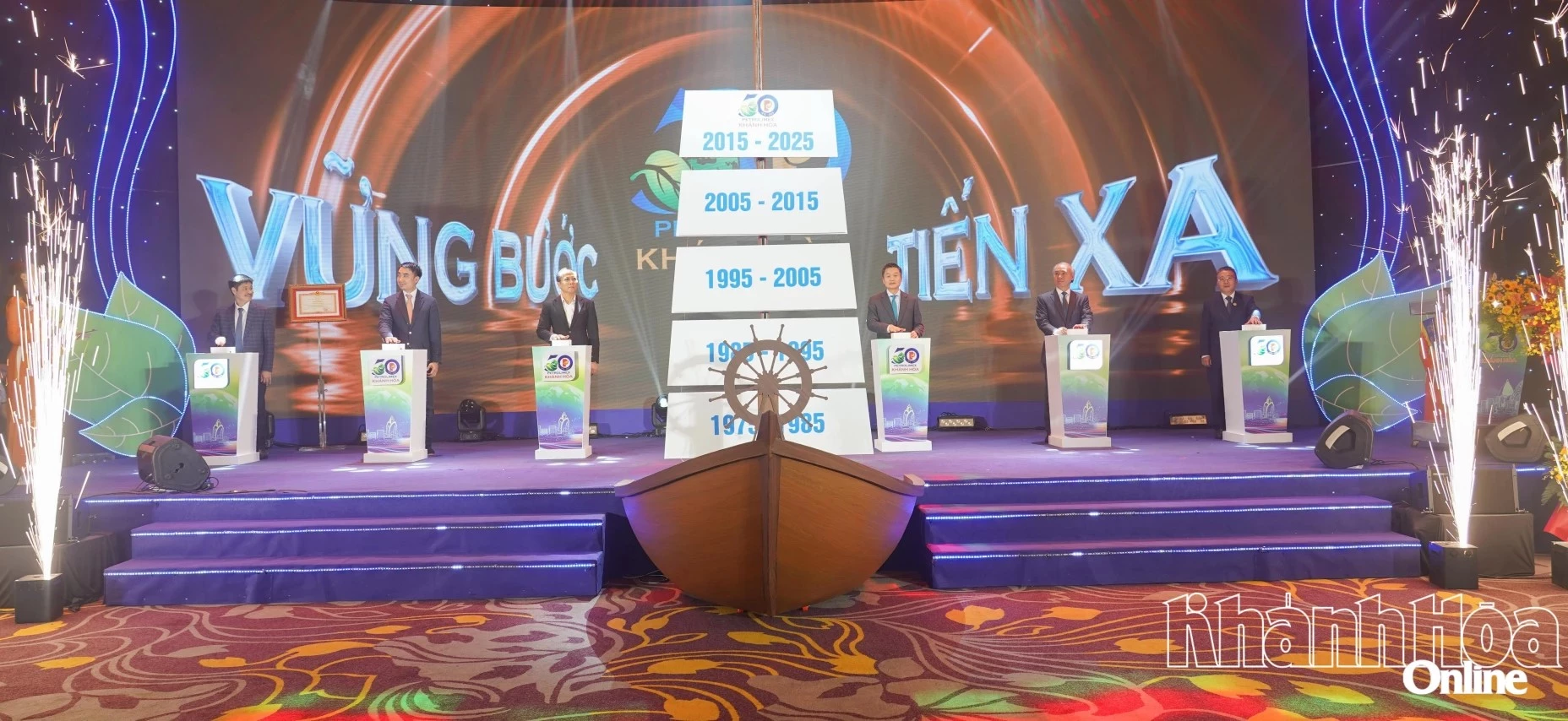 Các đồng chí lãnh đạo tỉnh, Tập đoàn và Công ty bấm nút thực hiện nghi thức “Vững bước tiến xa”.