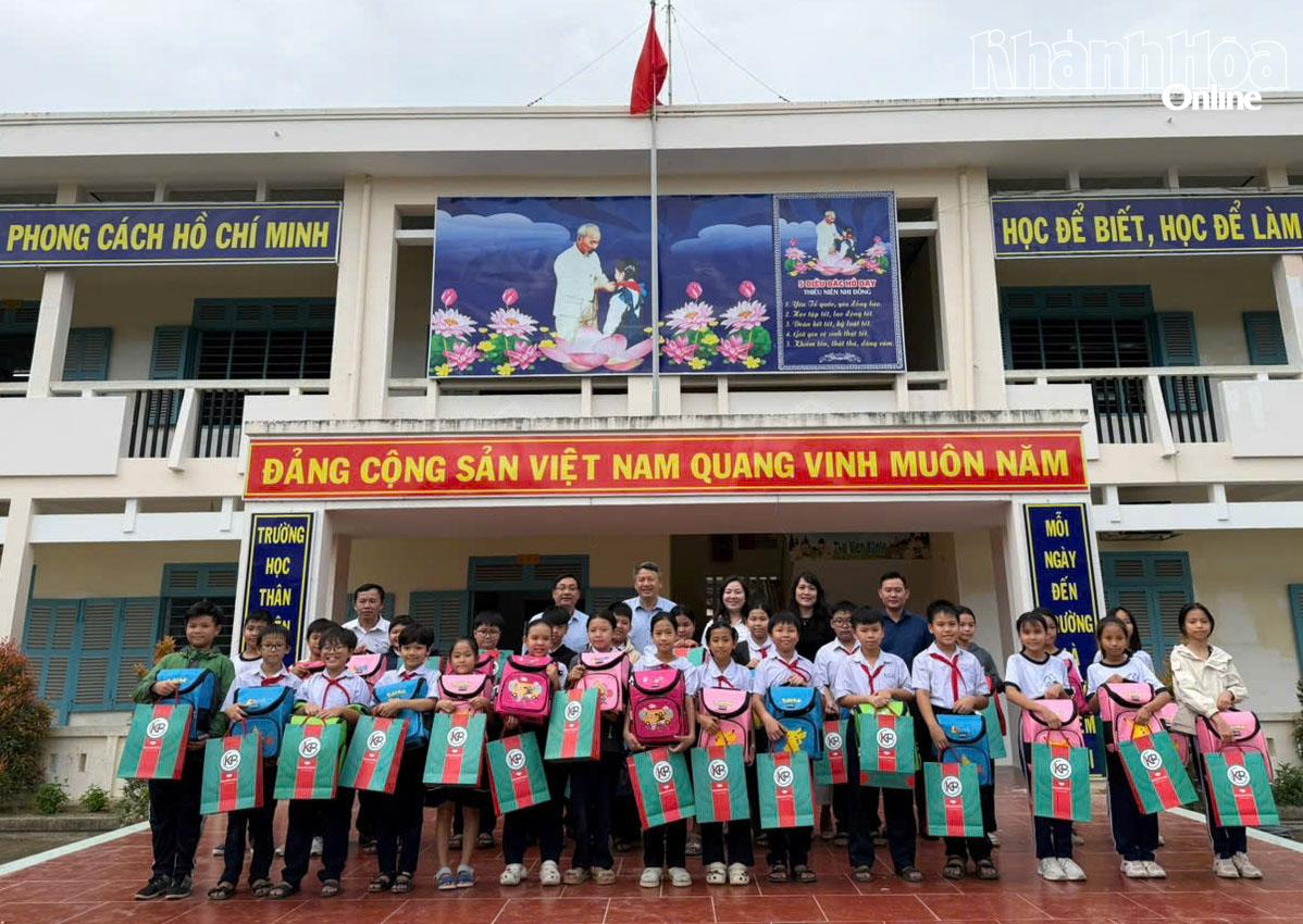 Đại diện Công ty Cổ Phần Công Nghệ Khang Phúc và lãnh đạo Sở Giáo Dục và Đào Tạo tỉnh Khánh Hoà trao bảng tượng trưng hỗ trợ sách và balo cho các em học sinh trường Tiểu học Vĩnh Thái, phường Nam Nha Trang