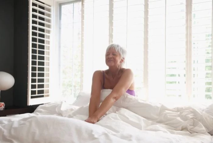 Vì sao chúng ta thường thức dậy sớm hơn khi tuổi tác tăng lên?