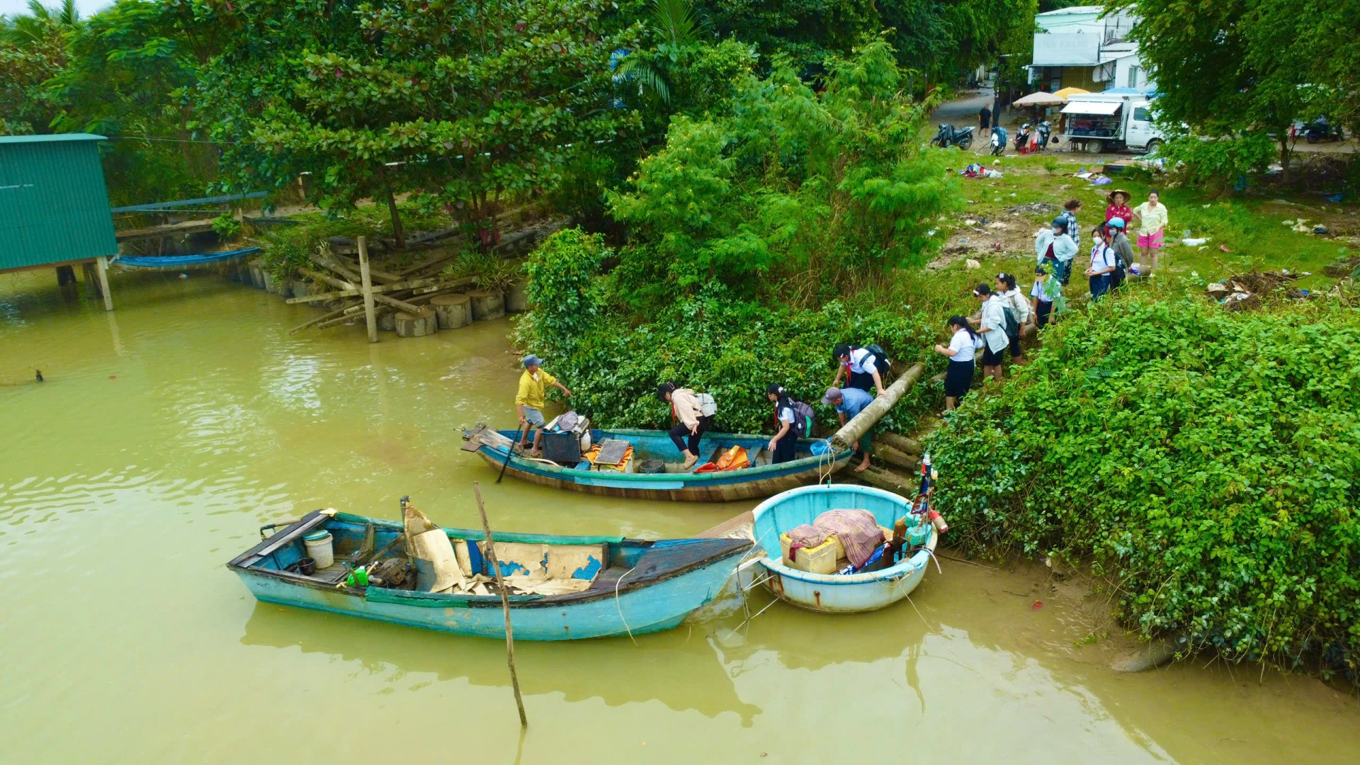 Ghe chở học sinh từ bờ Bắc qua bờ Nam sông Cái