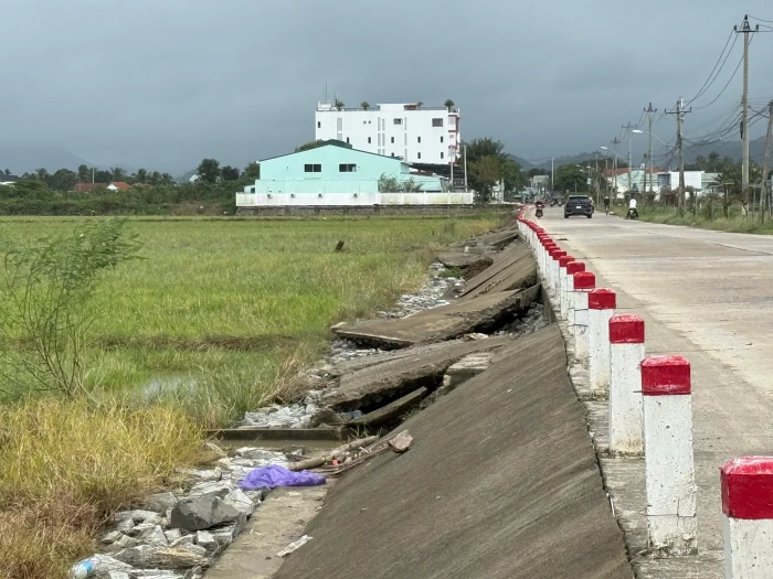 Bờ kè đường Nguyễn Lương Bằng bị sạt lở